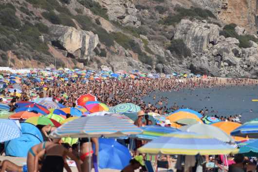 Profesional horeca, playa llena de turistas, turismo en España