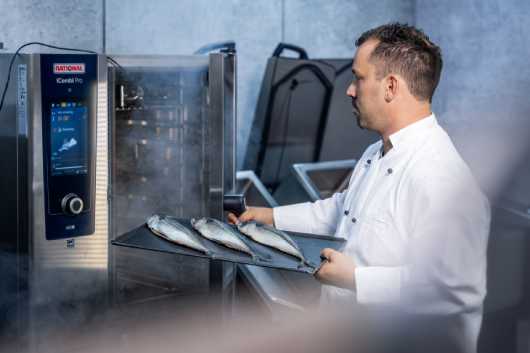 Profesional Horeca. ahumando percado en el horno iCombi Pro de Ratonal