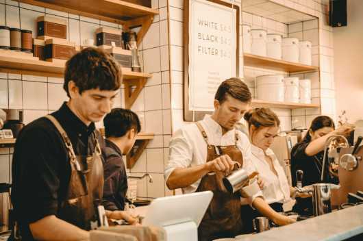 Profesional Horeca, baristas y camareros en una cafetería