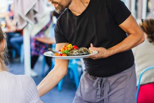 Profesional Horeca, camarero en una terraza