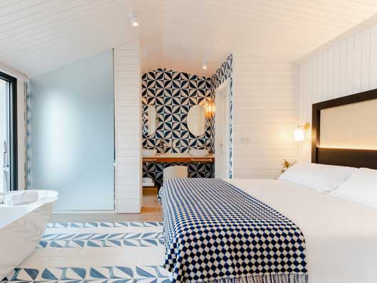 Profesional Horeca, habitación del hotel Hiru Uhinak vestida por Carmela Martí