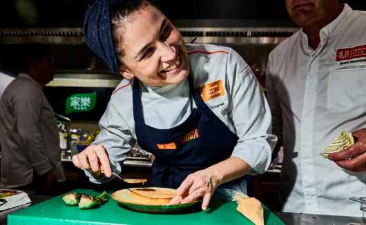 Profesional Horeca, cocinera en la cocina, estudio Menús del Futuro 2026, de Unilever Food Solutions