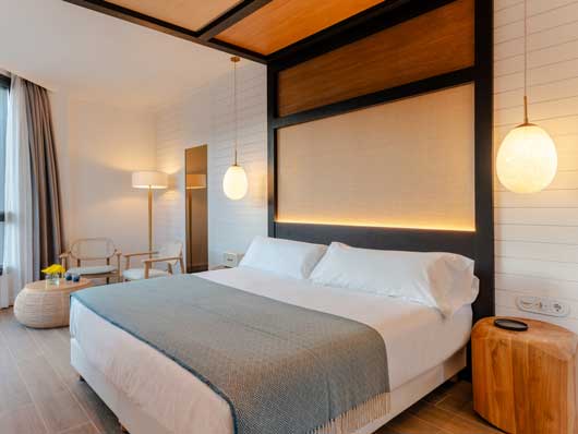 Profesional Horeca, habitación del hotel Hiru Uhinak vestida por Carmela Martí