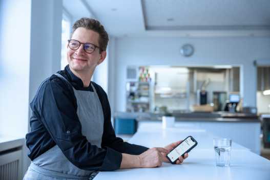 Profesional Horeca, hostelero usando la app de ConnectedCooking de Rational