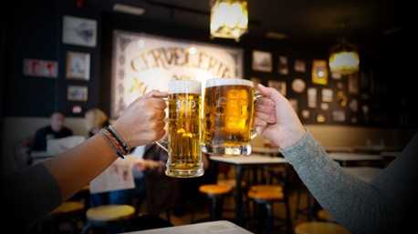 Profesional horeca, consumiendo cerveza en un bar 100 Montaditos de Restalia