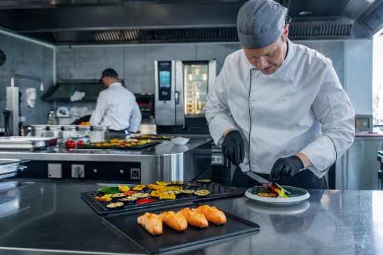 Profesional Horeca, chef en una cocina profesional con tecnología Rational