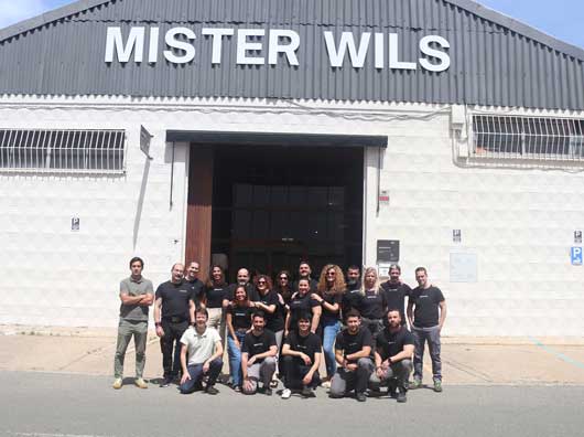 Profesional Horeca, equipo y showroom de MisterWils en Alcalá de Guadaíra, Sevilla, con mobiliario para hostelería en stock
