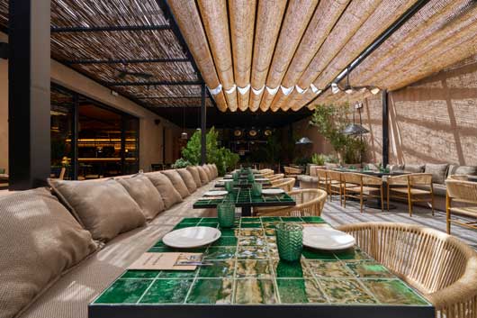 Profesional Horeca, Sillas y mesas de hostelería de MisterWils en la sala del restaurante Clemencia