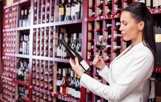 Profesional Horeca- sumiller eligiendo vino, Madrid Hospitality School, Curso Superior Wine Business