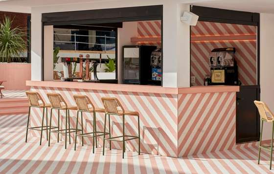 Profesional Horeca, bar de la piscina ed S'Atalaia Apartments