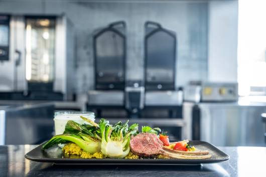 Profesional Horeca, alimentos ante el equipo multifunción iVario de Rational