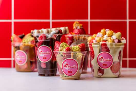 Profsional Horeca, La Fresería vende fresones naturales con diferentes salsas y toppings