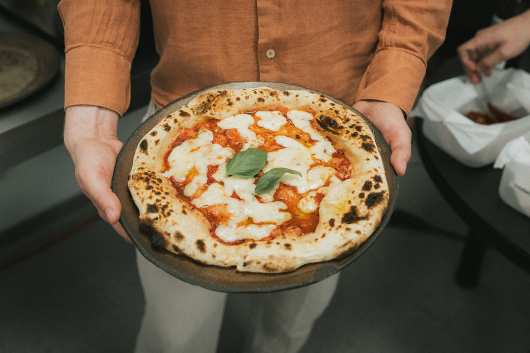 Profesional Horeca, pizza napolitana de The DoughLAB recièn horneada