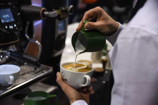 Profesional Horeca, barista haciendo un café