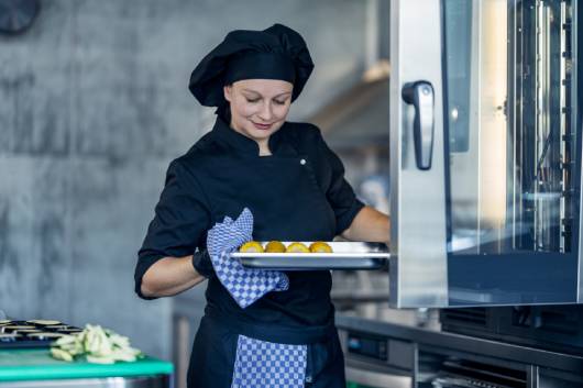 Profesional Horeca, cocinera con el horno iCombi de Rational