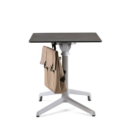 Profesional Horeca, mesa Grosfillex con gancho para bolsos