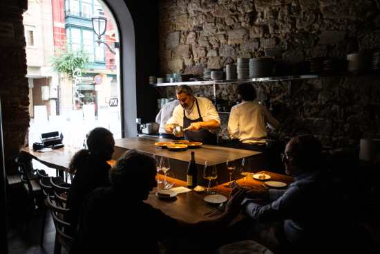 Profesional Horeca, restaurante Zarate, Sergio acaba los platos en la mesa del chef, frente a los comensales