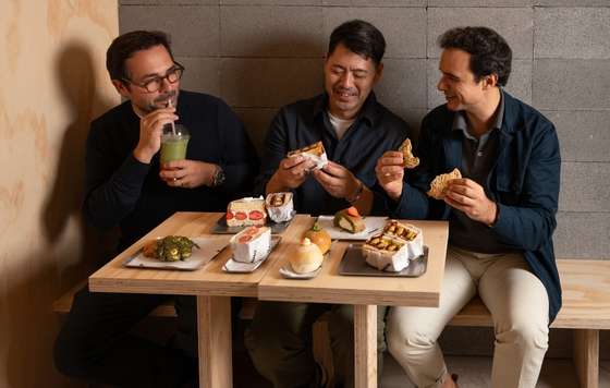 Profesional Horeca- Borja Molina-Martell, Naoyuki Haginoya y Juan Molina-Martell, fundadores de Grupo Nomo, degustan la propuesta de Nimi